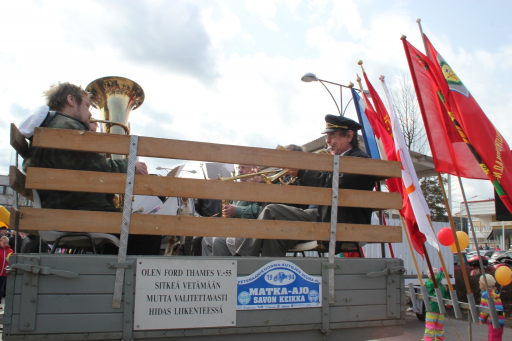 Äänekosken Työväen Soittajat säestivät marssia upean vanhan Fordin lavalta.