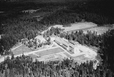 Sisä-Suomen sairaala on Suomen ensimmäinen  B-mielisairaala. Se avattiin 20.3.1953. Siis jo ennen Keski-Suomen Keskussairaalaa (1954).  Miehet asuivat alhaalla, naiset yläkerroksessa. Henkilökunnalle valmistui samana vuonna asuntola, joka on päärakennuksesta etuoikealla.  Sitä ennen henkilöstö asui Tallilan päärakennuksessa.  Tässä kuvassa nelikerroksinen 116-paikkainen ensimmäinen sairaalarakennus on vielä yksin.