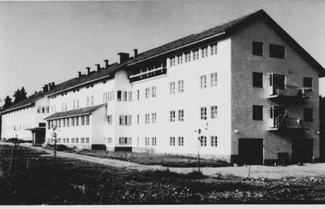 Kukapa muu kuin Albin Aaltonen näppäsi tämän korttikuvan Sisä-Suomen sairaalasta. Oletettavasti kuva on jo 50-luvun puolelta. Aaltosella on tästäkin aiheesta useampia kuva, joita on löytynyt kulkeneina 1962-1970.  Silti niitä ei juuri missään tapaa. Nykyisin tässä rakennuksessa on Tyynenkoti vasemmalla ja oikealla Toivonkoti. Taaimmaisessa sitten Tiinan ja Taunon kodit.