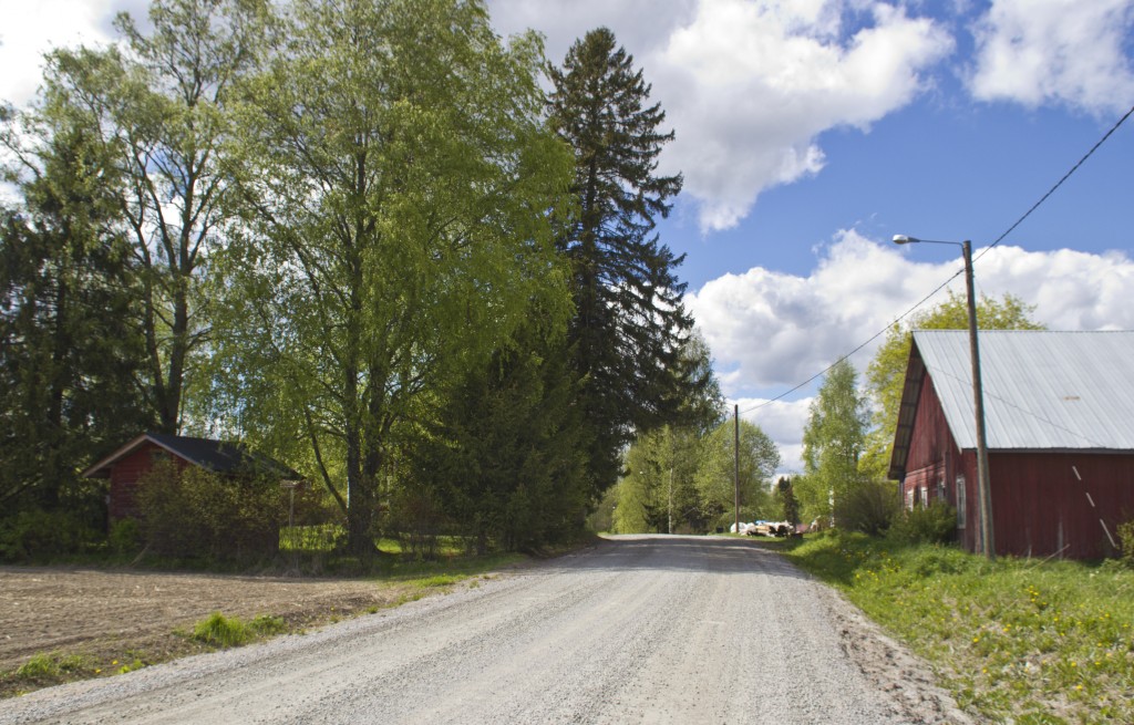 Vanha postitie ja Aholan tila ovat suuri osa Honkolan maisemaa. 