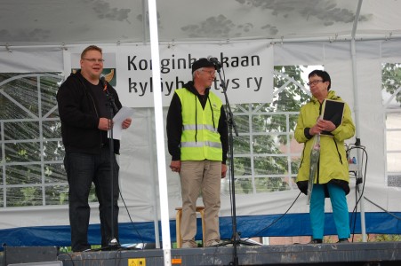 Esa Sällinen ja Matti Jokihalme saivat kunnian palkita Vuoden konginkankaalaisen Sirkka Kupsun. 