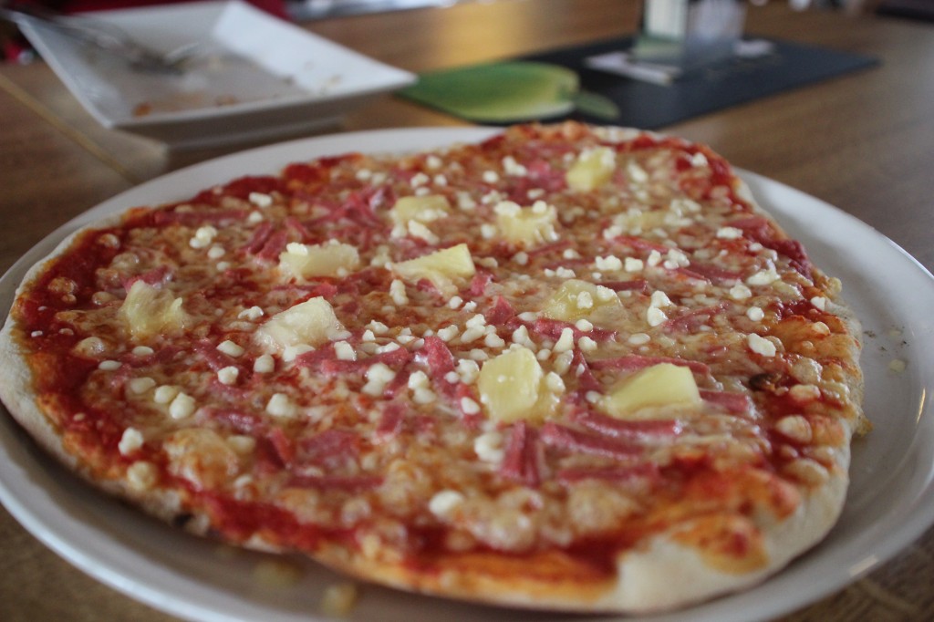 Tästä ei pitsa juuri parane. Kotitekoinen pohja on ohut ja rapea, muttei kuiva. Ja jos nämä täytteet eivät sovi, niin listalta voi valita vaikka hämmentävän hyvän pepperoni-punasipuli-pitsan.