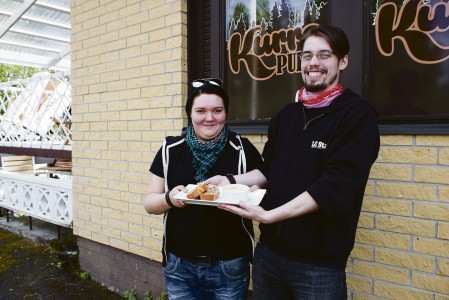  Kaupan einespiirakka on kaukana tästä herkusta. Kurre Pubin ensimmäisen kesän hitti on Leipurin Lihapiirakka. – Tämän voi syödä salaatin kanssa, mutta hyvin kaveriksi sopii myös kipollinen TexasPete-majoneesia, Toni Vesala kertoo.