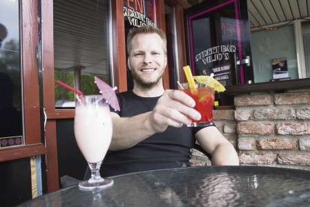 Suolahdessa Asemakadun varrella voi käydä hörppäämässä jäätelödrinkin. Viljoksen ravintoloitsija Matti Leppänen luonnehtii drinkkiä tyttöjen juomaksi. – Oikea tosimies voi myös tällaisen siemaista, sanoo Leppänen ja juo vasemmalla kädellään Twisteriä ja oikealla mansikka-eskimoa.