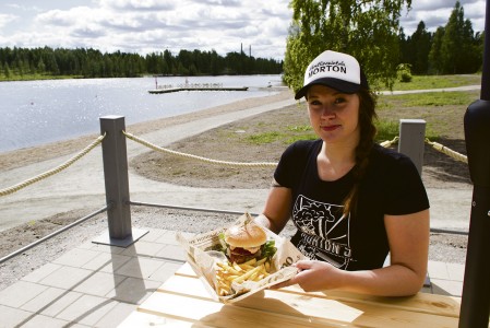  Uudessa rantapuistossa kesästä voi nauttia Delaware-burgeria maiskutellen. – Tämä on meidän raikas kesäuutuus, jossa on pikkaisen tulisuuttakin. Muttei kuitenkaan liikaa, Ninja Kumpulainen kehaisee. 