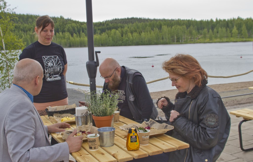 Ravintolapäällikkö Susanna Ahonen kerkesi vaihtaa muutaman sanan vs. kaupunginjohtjaa Matti Tuonosenkin (vas.) kanssa. 