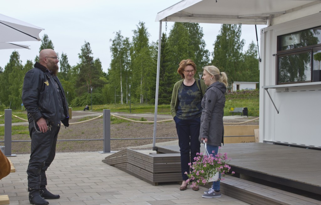 Ääneseudun kehityksen Harri Rissanen ja Sari Åkerlund muistivat yrittäjä Jarna Kaplasta jopa kukkasin.