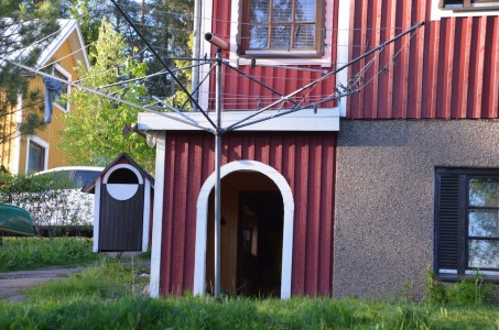 Tästä aukosta ryöstäjät pujahtivat kellarin ulko-ovelle.