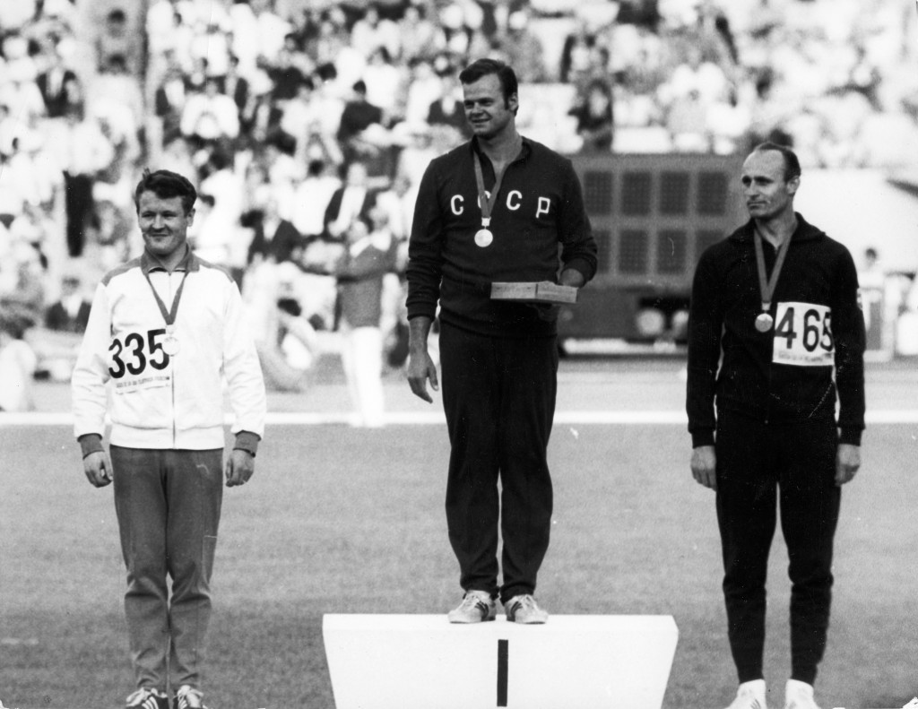 Jorma Kinnunen, Janis Lusis ja Gergely Kulcsár Meksikon Olympialaisissa 1968. (Kuva: Suomen Urheilumuseo)
