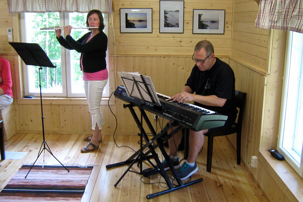 Kati Lahdensivu ja Hannu Simoinen vastasivat avajaisten musiikkipuolesta. Lopuksi koko tupa lauloi seisaaltaan kotiseutulaulun.