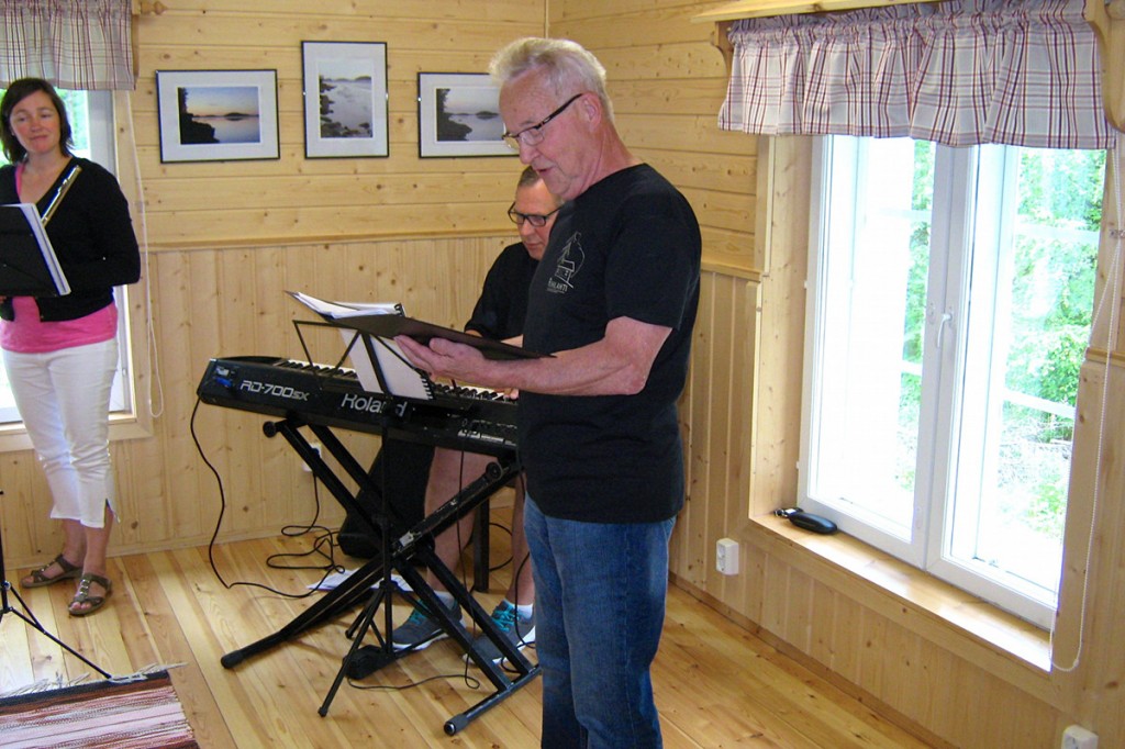 Erkki Kumpulainen lauloi erään kesäasukkaan luoman Riihiniemen valssin, jonka Hannu Simonen sovitti avajaisia varten.