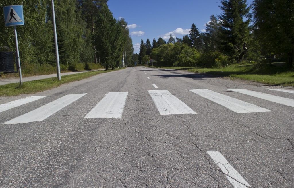 Römminkadun asfaltti jo vähän repsottaa. Mutta sekin tullaan korjaamaan pikapuoliin. 