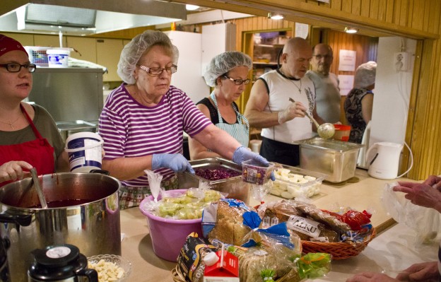 Tätä tehdään sydämellä” – Ylimääräinen kouluruoka löytää syöjät  vapaaehtoisten avulla | ÄKS