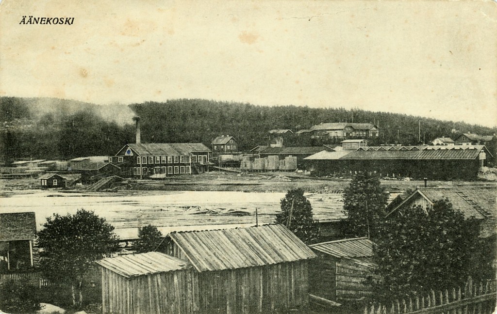 Tässä lähes samanlainen kortti vuoden 1910 korttisarjasta (Ramin kortit 35), jonka kuvaajaa ei myöskään tiedetä. Kuvia voi verrata kuin visailutehtävissä ja löytää eroavaisuuksia. Jos jollakulla on vielä samantyyppisiä tai samoja kuvia, ne olisivat tervetulleita tietoja kartuttamaan.