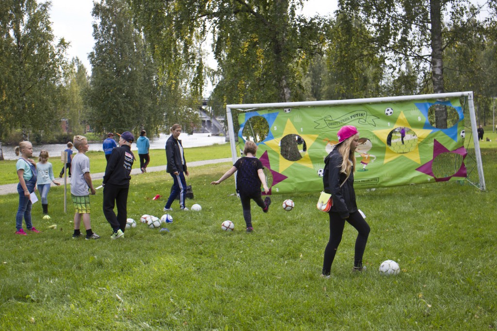 Huima oli muakna koriksen, hiihdon ja tietenkin futiksen merkeissä. Jalkapallo trastilla oli jonoa pitkin päivää, kun tulevaisuuden toivot testaivat tarkkuuttaan.