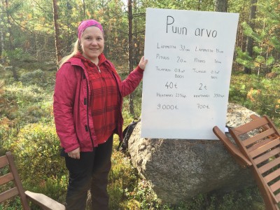 Metsä Groupin Heidi Hirvaniemi merkkasi metsään hehtaarin. "Tässä päästään laskemaan tukkipuun ja kuitupuun arvoa. Harvennuksen tärkeyttä tukkiosuuden kehityksessä ei pidä unohtaa."