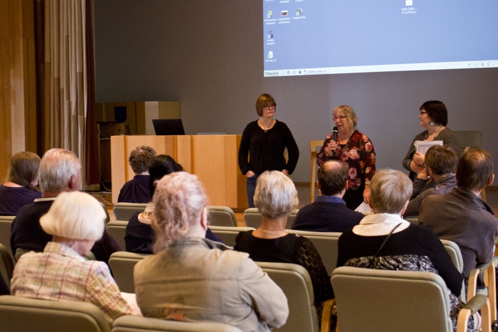 Vammaisneuvoston Sari Tikander ja Maija Piitulainen sekä Kohtaamon Riitta Kotilainen toivottivat yleisön kovin tervetulleeksi. 