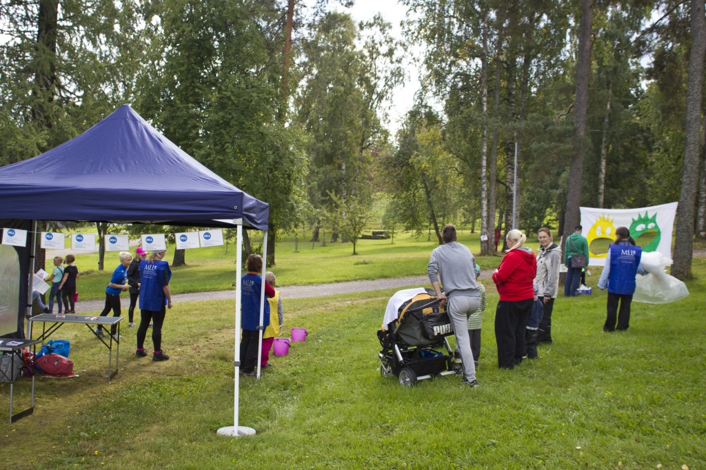 MLL:n tenavarastit vetivät puoleensa riemukkaita pikkuliikkujia. 