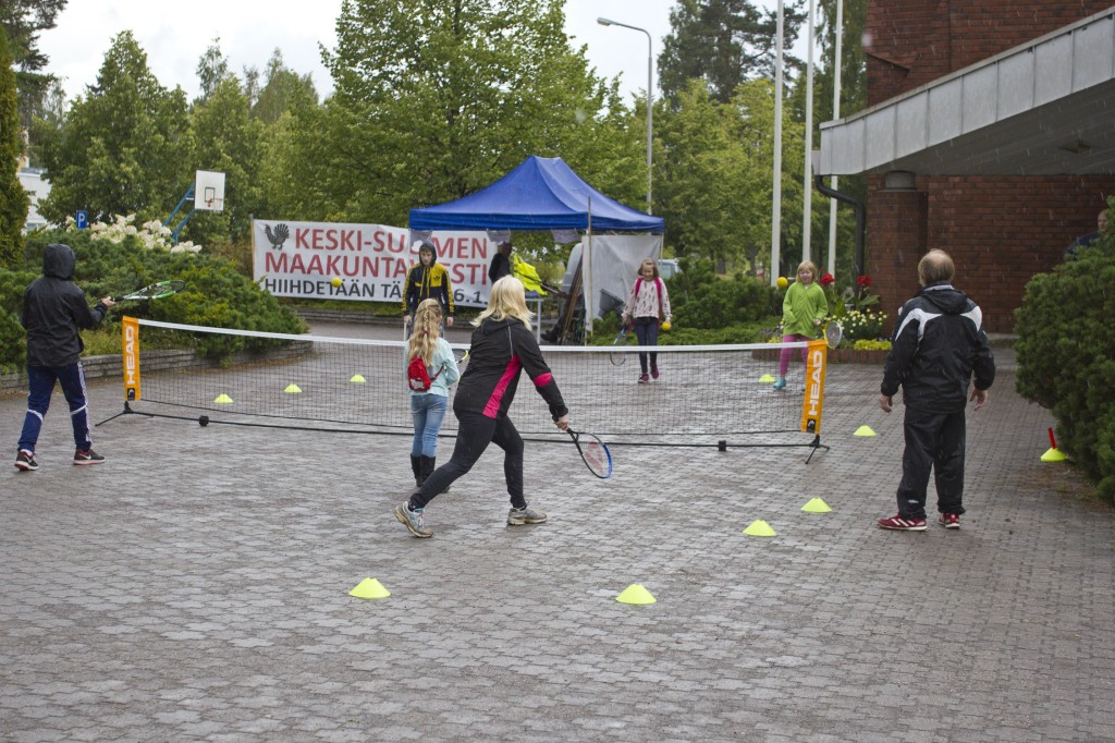 Liikunnan iloa ei haitannut edes sade. Tenniskentällä palloteltiin kovemmallakin sateella.