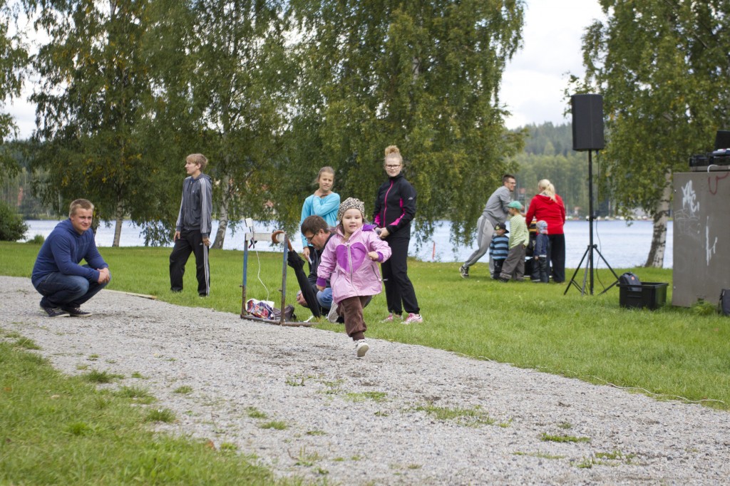 ÄU:n yleisurheilurastilla pääsi testaamaan nopeuttaan 10 metrin matkalla. Aikamoista menoa!