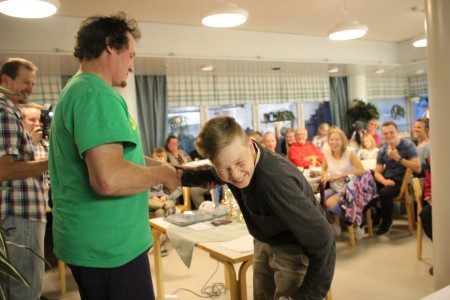 Kimmo Kinnusen kootut kättelytyylit saivat aikaan kikatusta. Ja pari irvistystäkin. 
