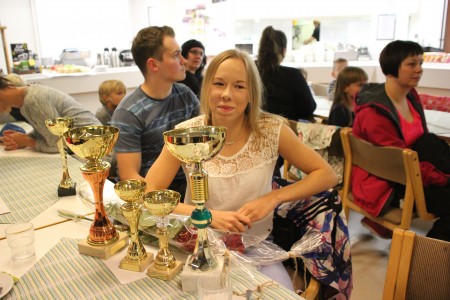 Aino Pulkkinen kahmi pokaaleja pöydän täyteen 
