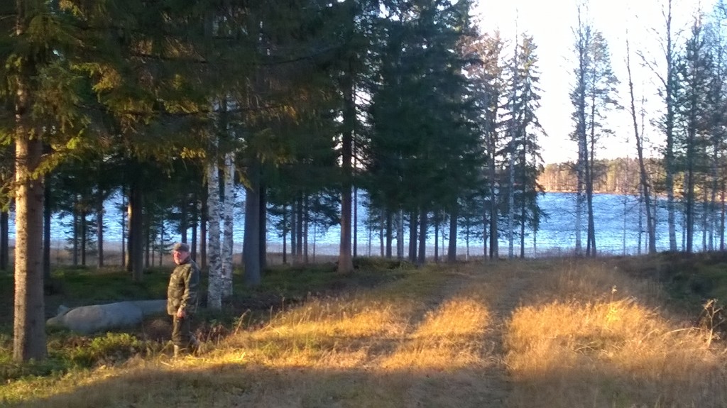 Teuvo Kinnunen teki kovan työn raivatessaan lepikon, että kaunis järvi saatiin näkyviin. 