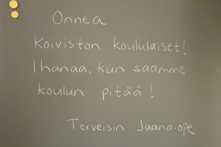 Open taululle kirjoittama teksti tervehti aamulla luokkaan tulleita oppilaita. 