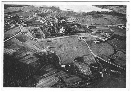 Vanhimman Konginkangas- ilmakuvan kanssa kilpailee tämä Ilmavoimien ottama ja WSOY:n kustantama/painama kortti, joka on lähetetty elokuussa 1939. Taustapainatuksessa lukee ”J.E.Rosbergin sarja IX.51.6.” mikä kertonee kuvaajan nimen? Tosin maantieteilijä, professori Rosberg kuoli jo 1931, mutta oli kova maailmanmatkaaja ja kirjoitti mm. kirjoja ilmavoimiin liittyen. Joissakin tiedoissa kortti onkin ajoitettu vuoteen 1926 eli samaan kesään, jolloin Ilmavoimat ottivat ilmavalokuvia myös Suolahdesta ja Äänekoskesta. Nähtävästi WSOY teki kuvasta uuden korttipainatuksen, koska taustapuolella mainostetaan paitsi kuulua professoria, myös ”WSOY:n 10 markan romaaneja”.