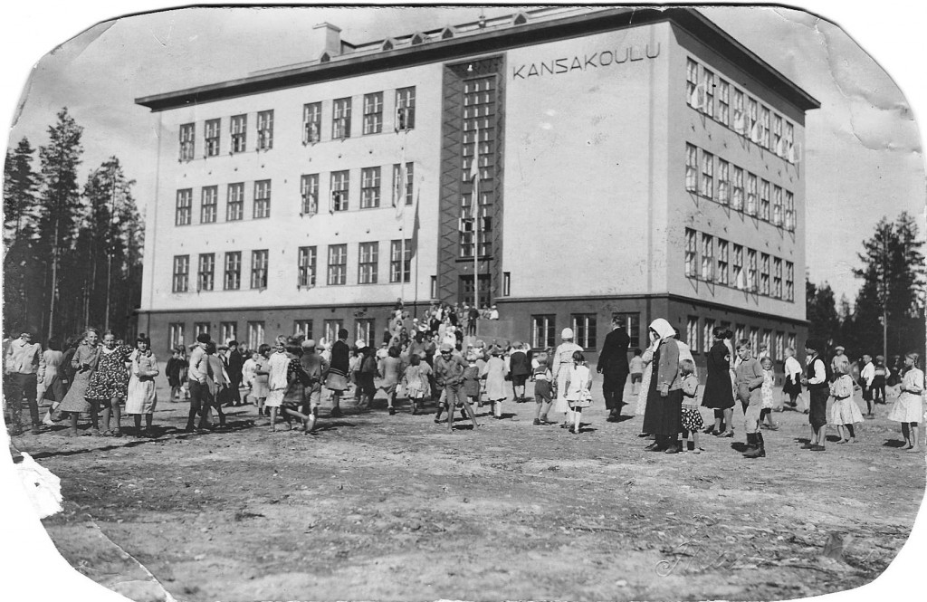  Ekaluokkalaisilla oli saattajia, mutta uuteen rakennukseen halusivat 28.8.1931 muutkin vanhemmat tutustua. Pihalla oli melkoista odotuksen tunnelmaa. Oppilaat toivat omat eväät, sillä kouluruokailua ei tässä uudessa edistyksellisessä koulussa ollut.