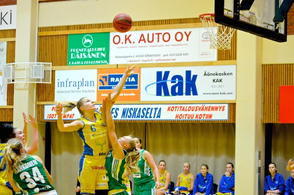 Vaikka tulosta ei tällä kertaa toivotulla tavalla tullutkaan, oli Camilla Grönberg jälleen ilahduttavan aktiivinen pyrkiessään koria kohti. 
