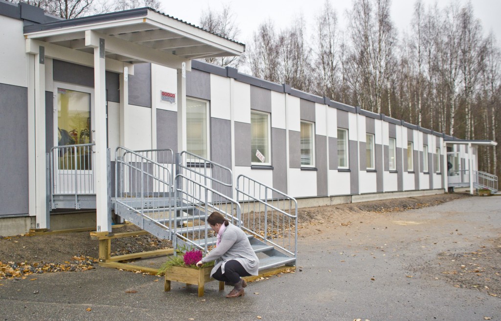 Rehtori on tuonut uusien tilojen sisäänkäynin pieleen vähän kukkasiakin. 