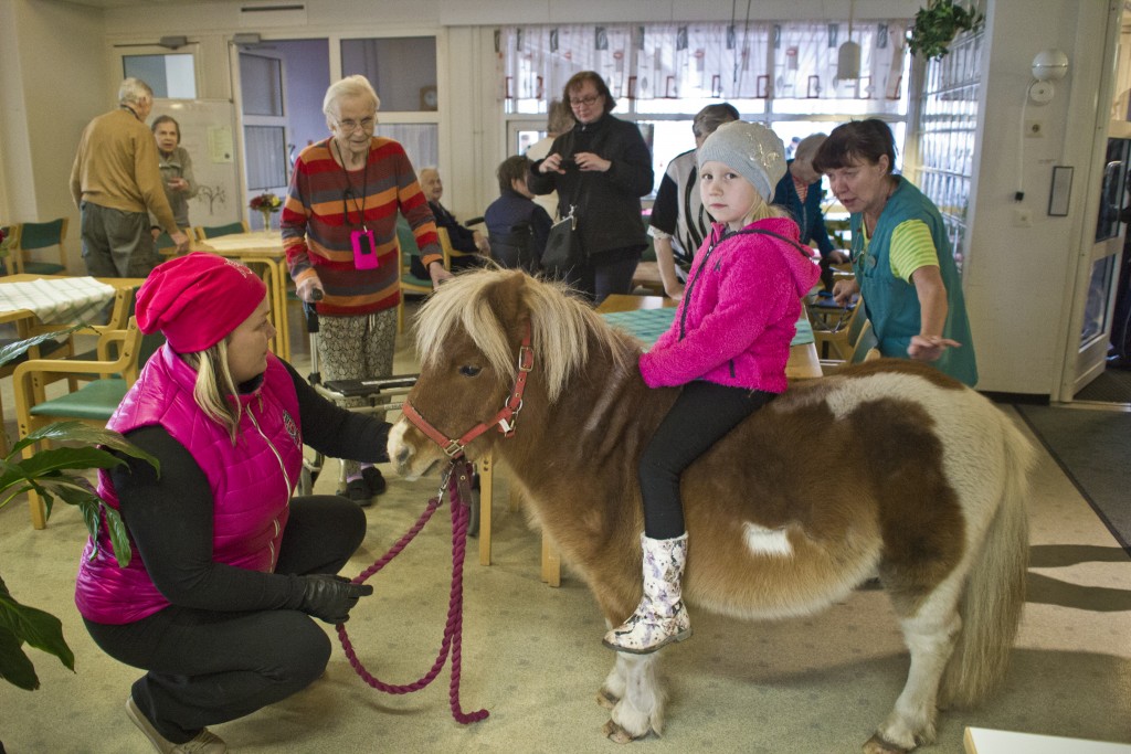 Pätkis-poni tupsahti keskelle päiväkeskuksen salia siliteltäväksi.