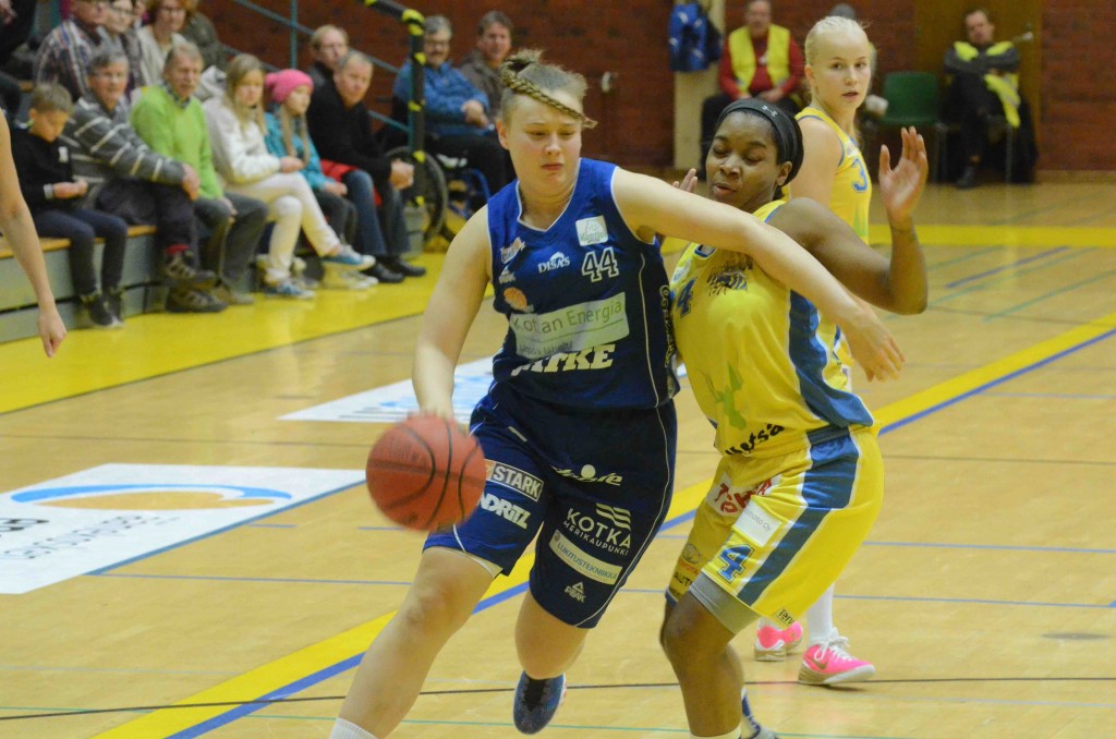 PeKan vasta 18-vuotias Roosa Lehtoranta oli 20 pisteellään pelin tehokkain. Huiman Ka-Deidre Simmons jäi selvästi jälkeen.