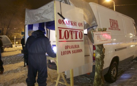 Korkeamapaa tilastotidettä tarjoili Onneksi on Lotto -kirjan kirjoittanut Aapo Pasanen ja kannusti Lottoa pelaavan tutkivan peliä vakavissaan. "Voittoa pitää haluta."