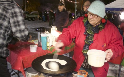 Näin syntyy Konginkankaan Marttojen paistamien lettujen pitsireuna. Nopea ranneliike ja siinä se taikina paistuu letuksi.
