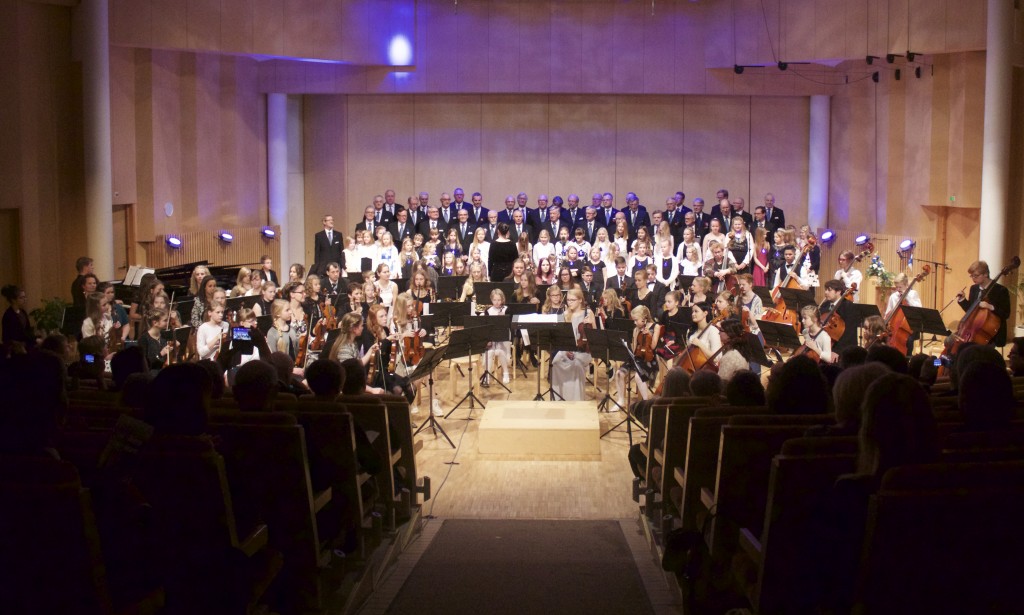 Metsot, Visertäjät ja Ala-Keiteleen Sinfonietta: Finlandia ja Minä katson tätä maata. 