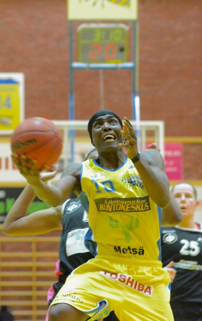 Kenya Robinson on Huiman paras pisteissä, levypalloissa ja syötöissä. 45-vuotiaana. Huh, huh!