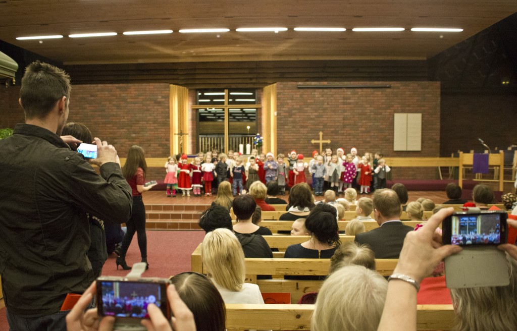Äitit, isit, mummot ja kummit räpsivät rakkaista tonttusistaan kuvia minkä kerkesivät.