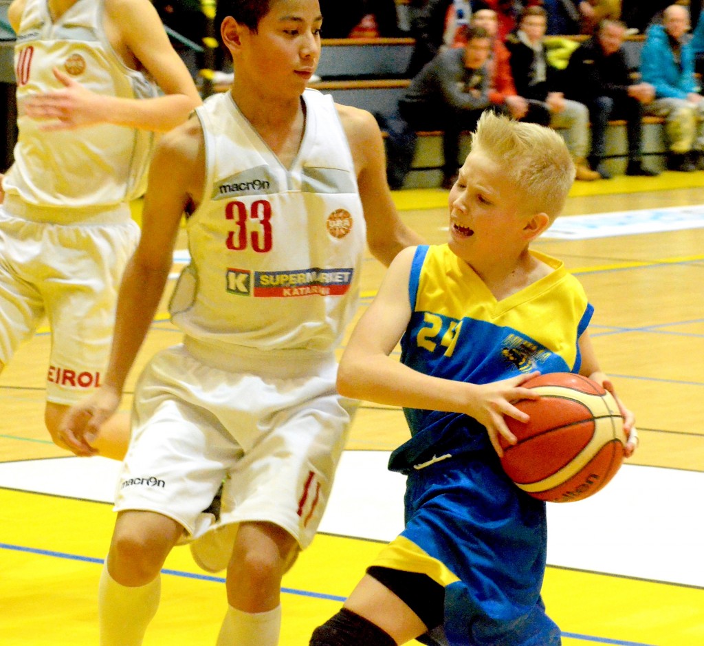 Juuso Salmi oli kentän pienimpiä, mutta se estänyt rohkeita korilleajoja.
