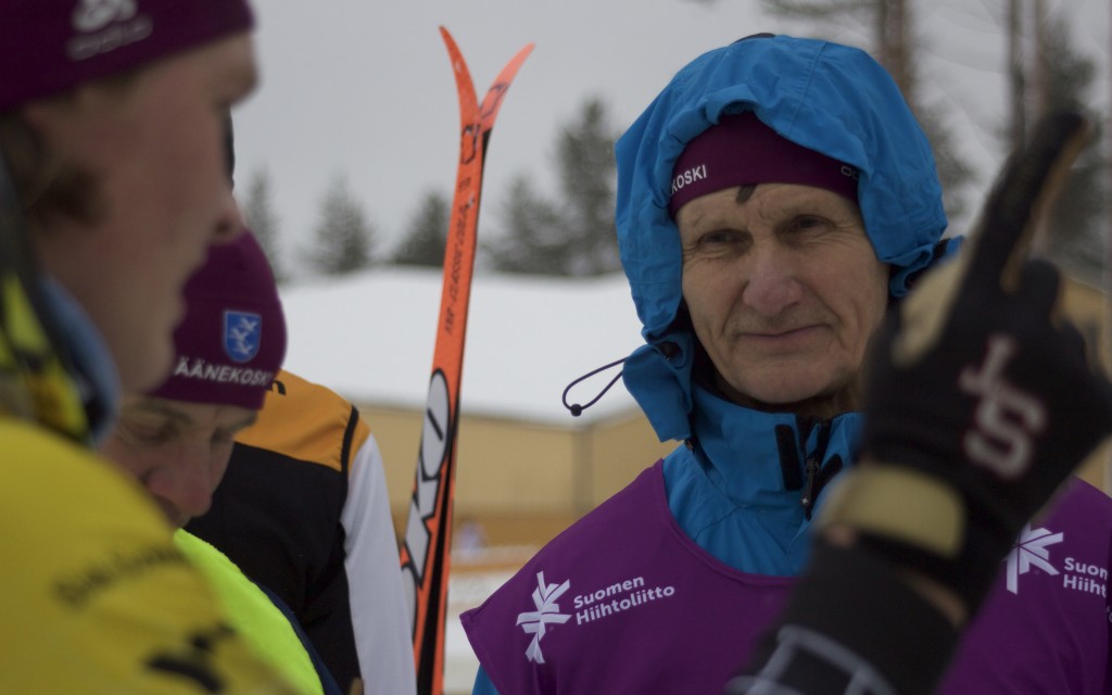 Kilpailunjohtaja Eero Hakonen kuunteli tarkasti mitä Verneri Poikosella oli maalissa kerrottavana.
