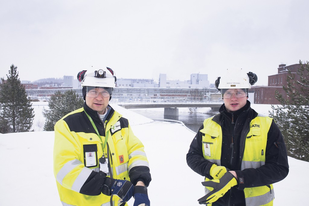 Silta valmistui sääsuojan ja äänekoskelaisen LVI Metso-Putken lämmitysputkiston ansiosta pakkasillakin. Työmaa on työllistänyt useita lähialueen aliurakoitsijoita. Kuvassa aluevastaava Tommi Rissanen ja sillan työmaapäällikkö Markus Tarvainen.