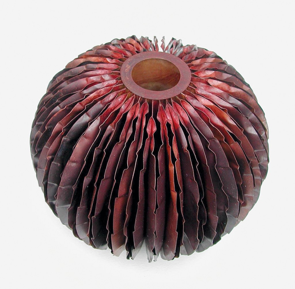 Eila Minkkinen: Karpalo, veistos, 2005, kupari, juotostyö. 15 x 15 x 20 cm.