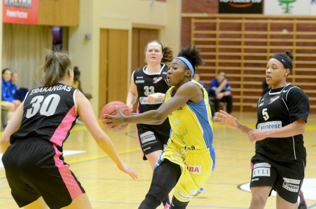 Sequoia Holmes ajaa korille espoolaisten keskeltä.