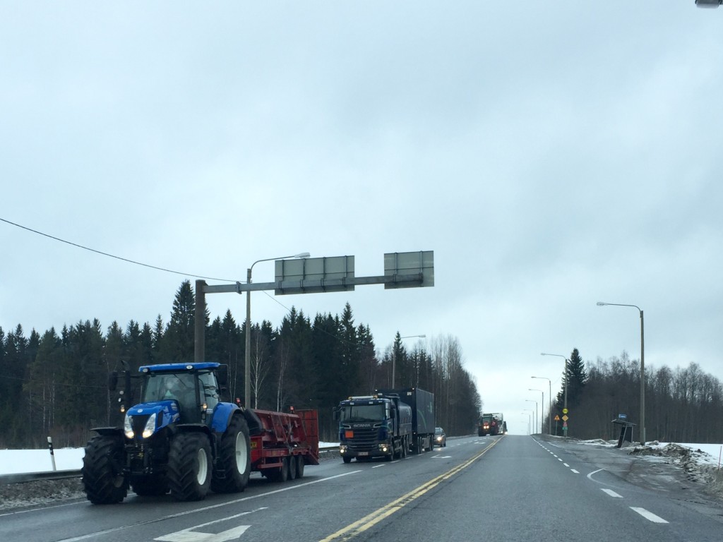 Myös Keski-Suomesta lähti traktoriletka eilen kohti Helsinkiä. Nelostiellä nähtiin Jyväskylän ja Hirvaskankaan välillä nähtiin traktorimarssin aiheuttamaa ruuhkaa. 