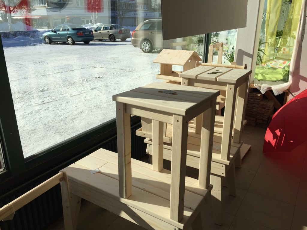 ja penkkejä ja tuoleja.