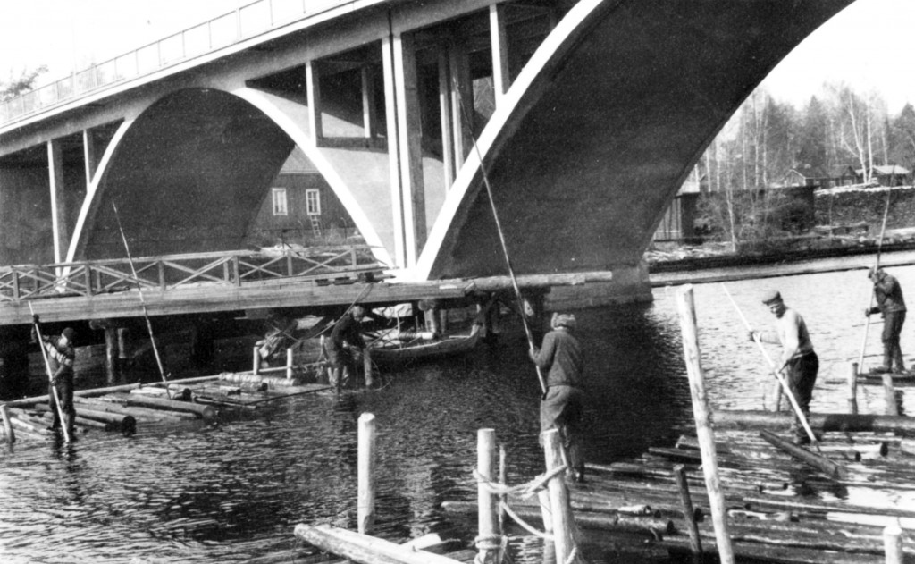   Koskesta nostettiin tukkilautoista uponneita tukkeja vielä 60-luvulla. Punainen silta oli jäänyt jo 1951 valmistuneen uuden sillan katveeseen ja purettiin 1967. Kuvat Kotiseutuyhdistyksen arkistosta.