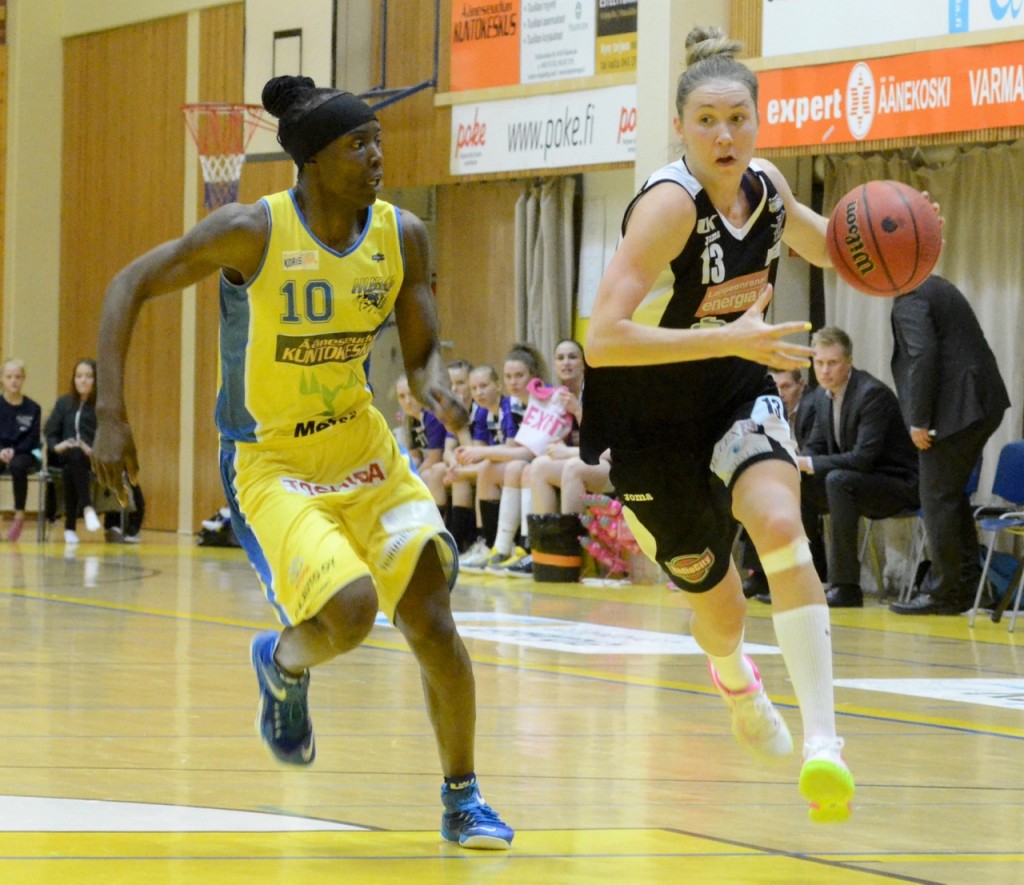 Konkarit Kenya Robinson ja Elena Reshetko kilpajuoksussa.