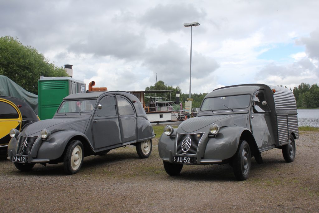 Oikealla on Suomen toiseksi vanhin 2CV, rekisteröity joulukuussa -52.