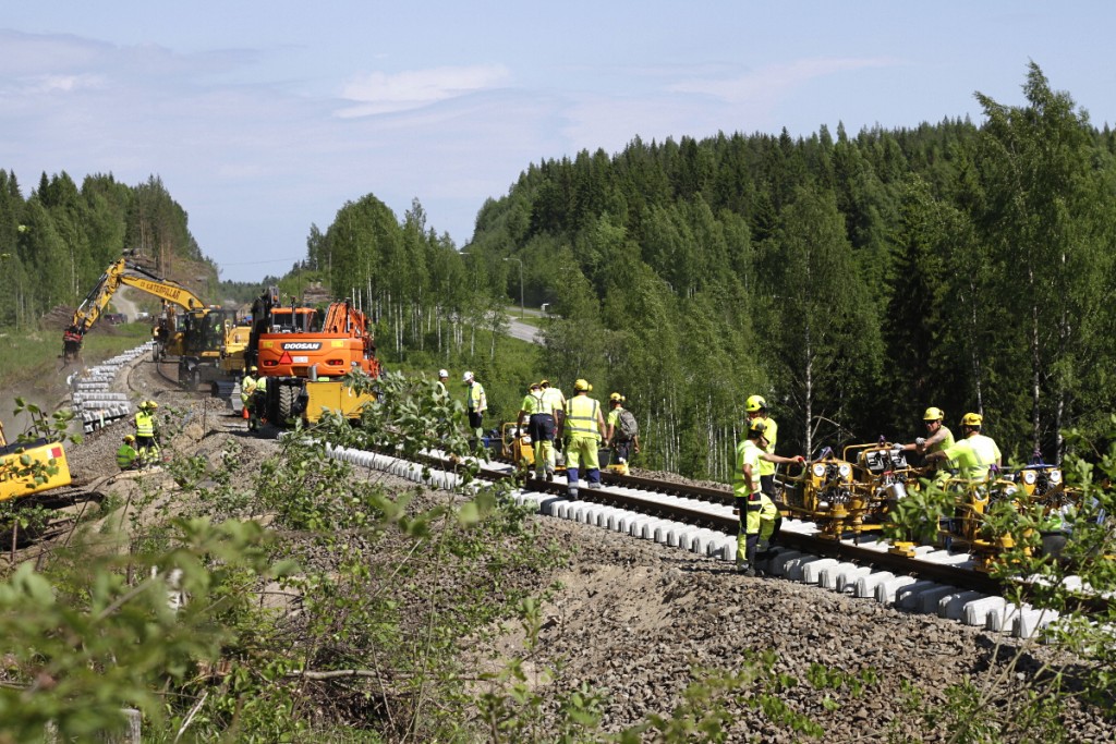 Radan päällysrakenteen vaihto tapahtuu nimeään huomattavasti yksinkertaisemmalla kiskopyöräkaivinkonemenetelmällä. Juuri kesäkuun alussa käyttöön otettua, betonipölkkyjä jakavaa kaivinkonetta on kehitetty nimenomaan tämän työmaan tarpeisiin. Sen ansiosta pölkytysvaihe nopeutui.